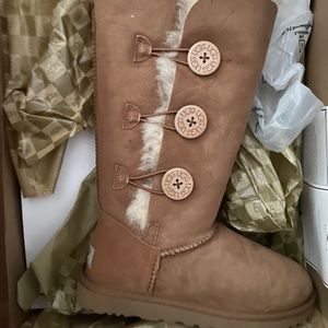 UGG Bailey Button Triplet, Chestnut, Size 6
